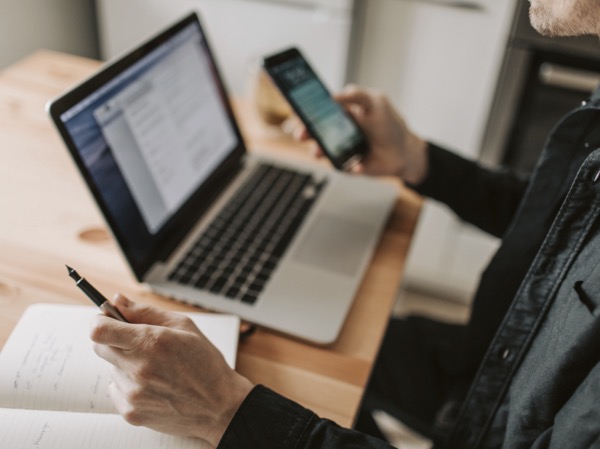 Mobil og PC brukt til sikker innlogging
